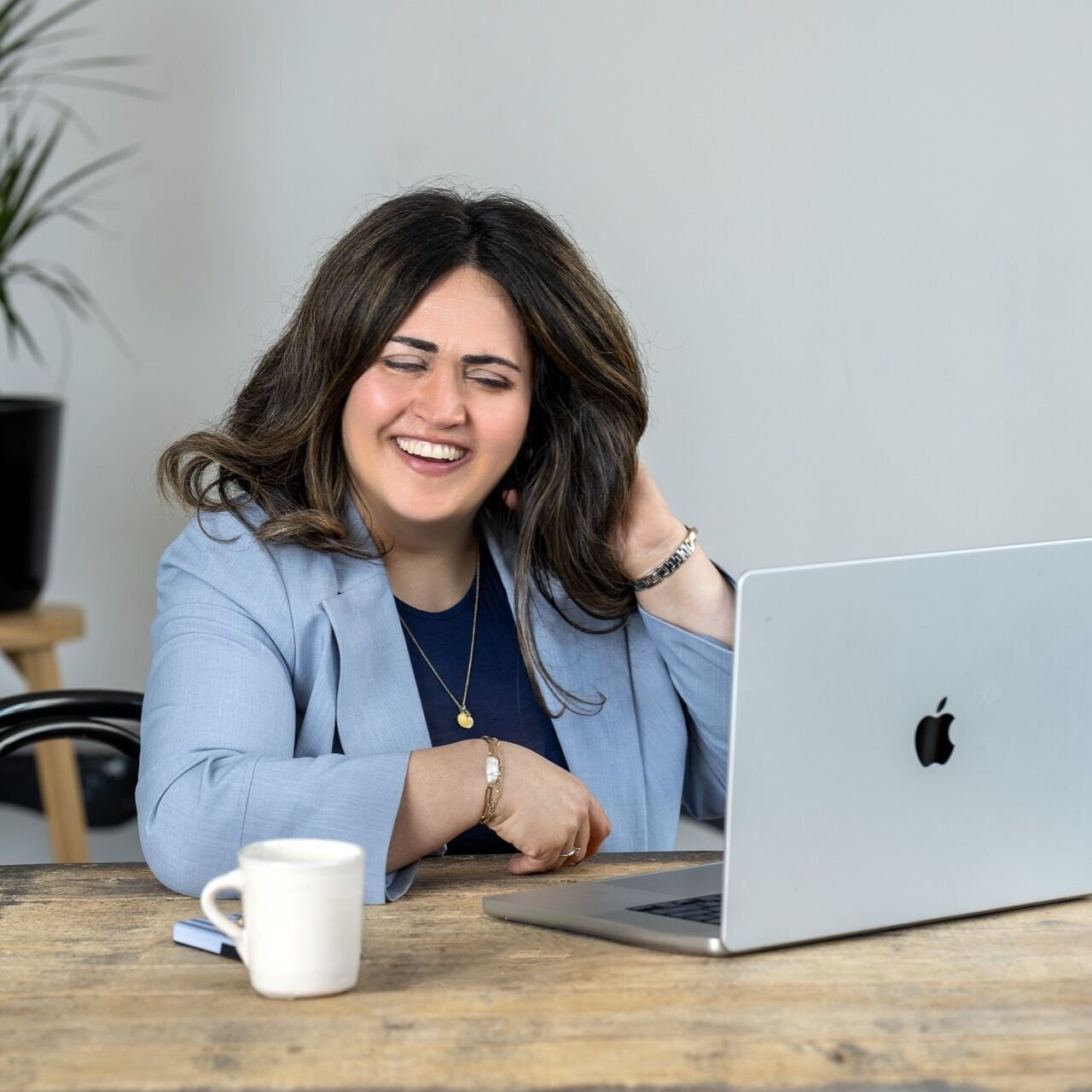 Mahshid Alizadeh aan het werk — rust en structuur in een goed gemanaged project