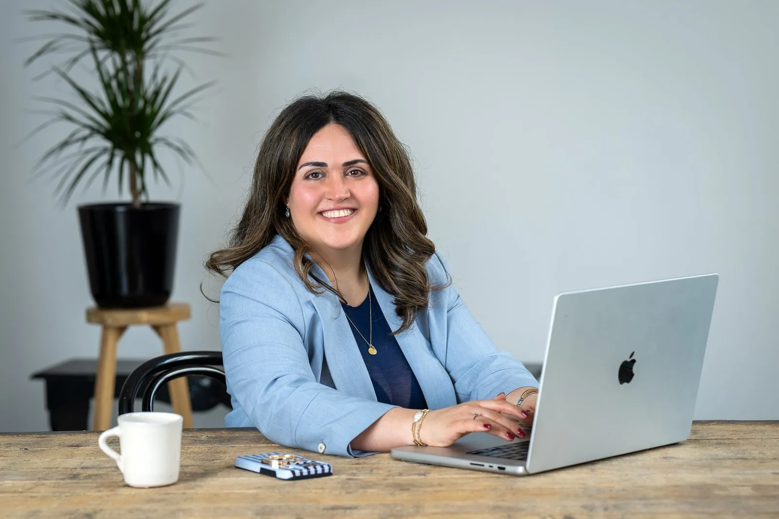 Mahshid Alizadeh aan het werk — rust en structuur in een goed gemanaged project